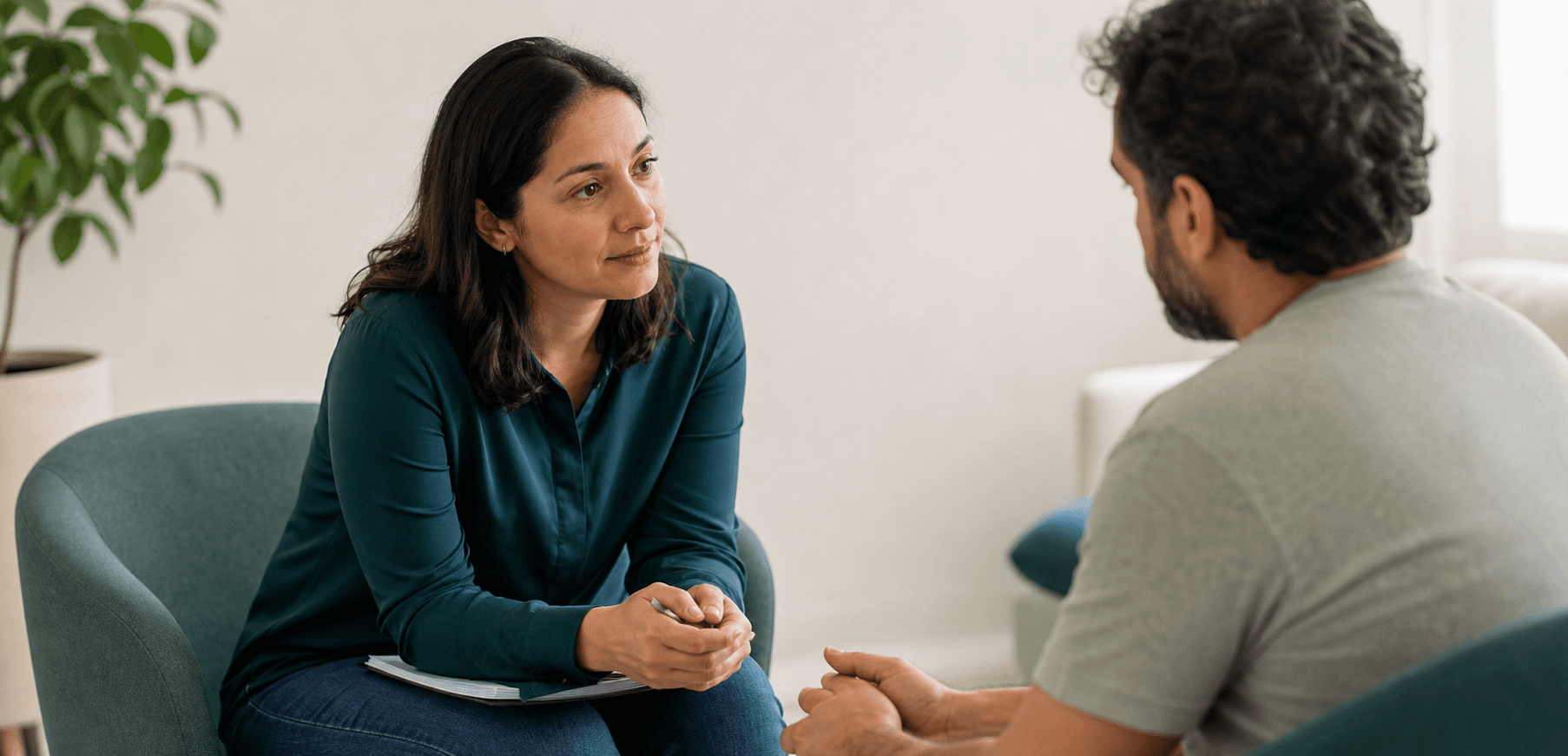 Profesional de salud mental escuchando a una persona en un espacio tranquilo